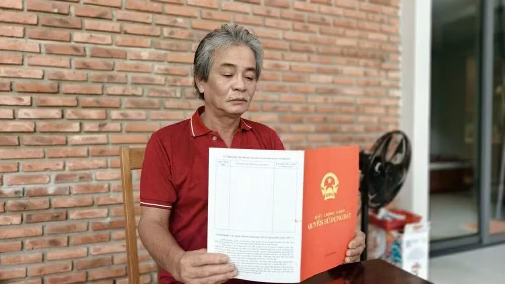 Ông Dũng vẫn kiên trì đến cơ quan chức năng để giải quyết vụ việc hy hữu của mình. Đất có sổ đỏ 18 năm nhưng 'không có trên thực địa': Yêu cầu xử lý dứt điểm trước ngày 15/8 - Ảnh 3.