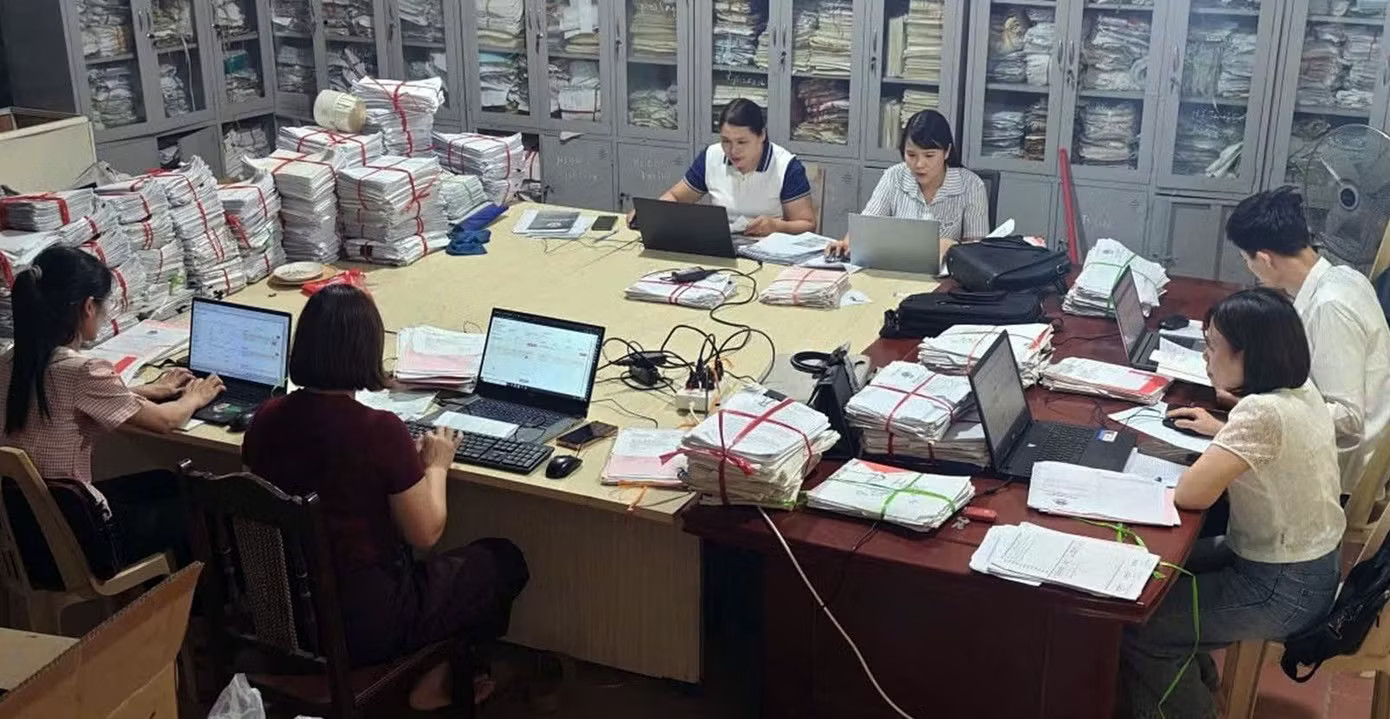 Sổ đỏ lên VNeID: Người dân bớt giấy tờ, giảm kê khai thủ tục hành chính - Ảnh 2.