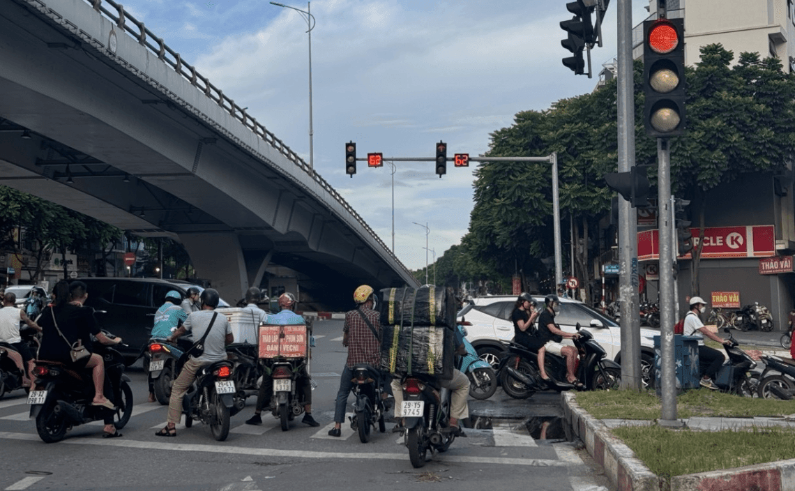 Quy định mới nhất về đèn đỏ, đèn xanh, đèn vàng, người tham gia giao thông cần biết để chấp hành nghiêm chỉnh. Ảnh: Tổng hợp 