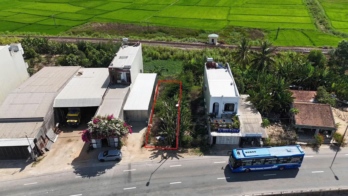 Lô đất số 18 ông trúng đấu giá, riêng lô 19 không có trên thực địa của ông Đặng Huy Dũng. Đất có sổ đỏ 18 năm nhưng 'không có trên thực địa': Yêu cầu xử lý dứt điểm trước ngày 15/8 - Ảnh 1.