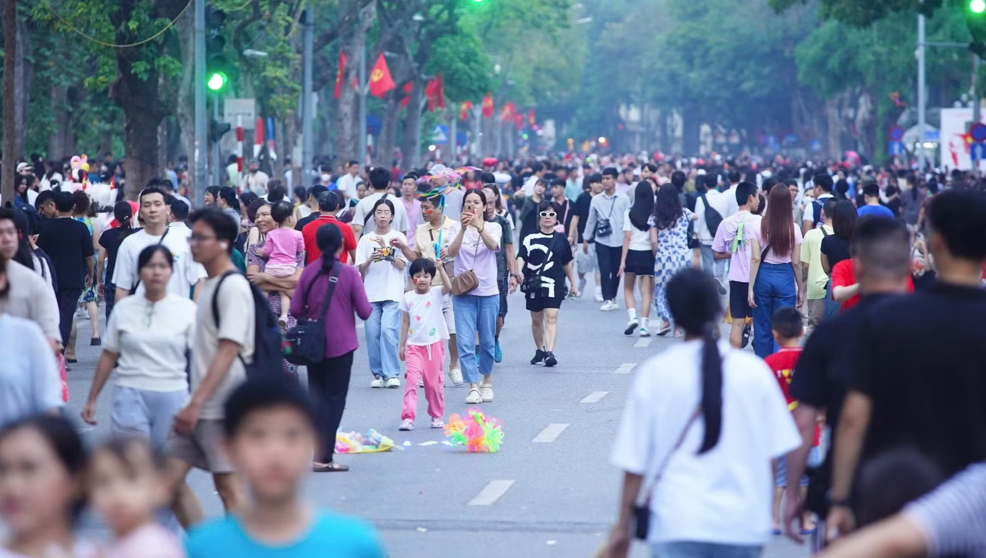 Người dân vui chơi trong ngày nghỉ ở Thủ đô. Ảnh: TP. Hà Nội sáp nhập sở ngành: Dự án trước phải qua bao đầu mối, nay ra sao? - Ảnh 4.