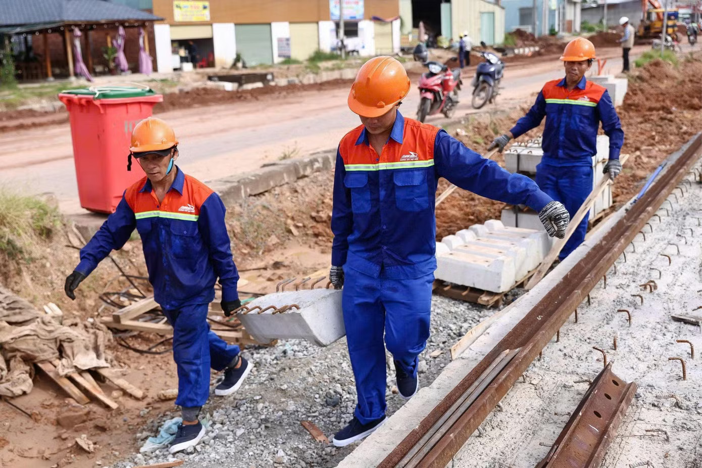 ‘Thần tốc’ thi công tuyến tàu điện đầu tiên tại Phú Quốc - Ảnh 1.