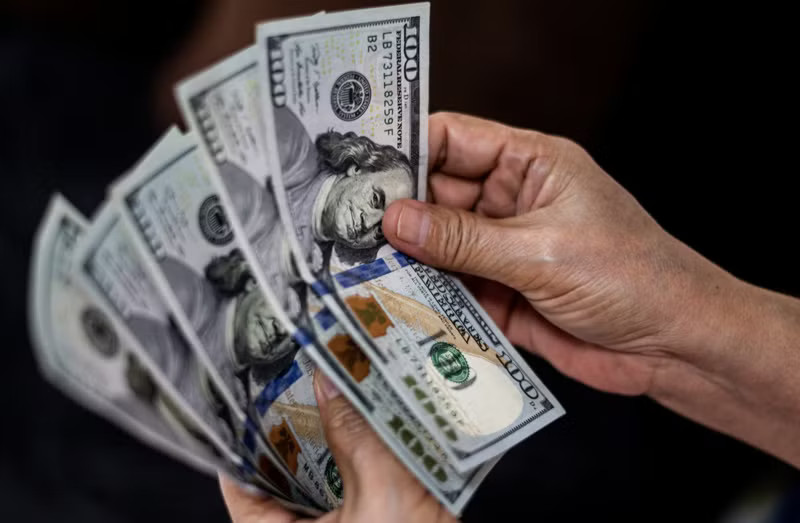 Giá USD trên thị trường tự do thấp hơn tại ngân hàng. Vì sao giá USD lao dốc? - Ảnh 1.