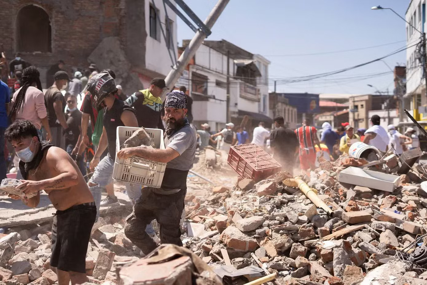 Nhân chứng vụ động đất Colombia: Tòa nhà đổ sập như bom nổ - Ảnh 4.
