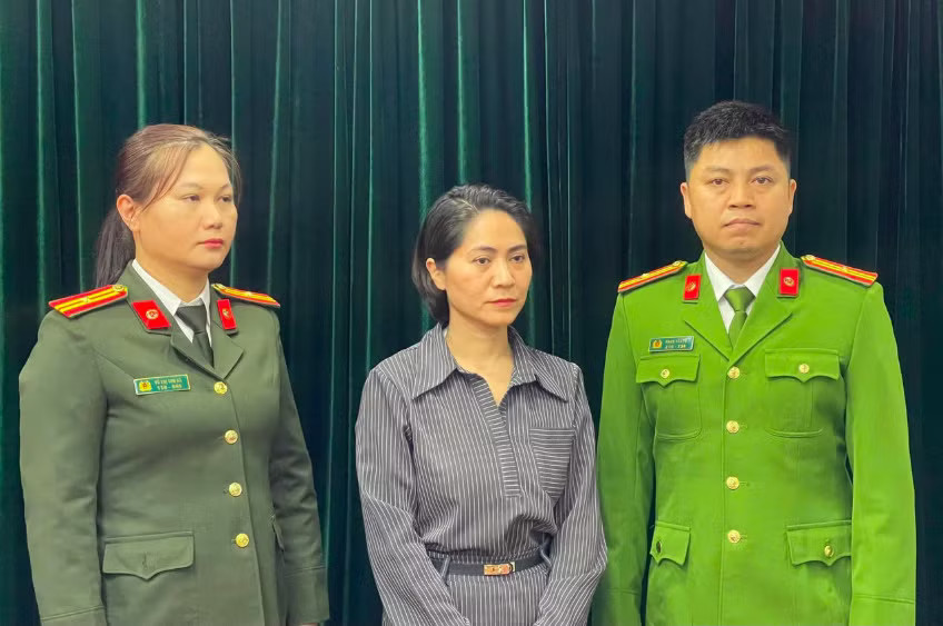 Bị can Nguyễn Thị Thu Hà. Nữ giám đốc tổ chức show 'Về đây bốn cánh chim trời' hầu tòa - Ảnh 2.