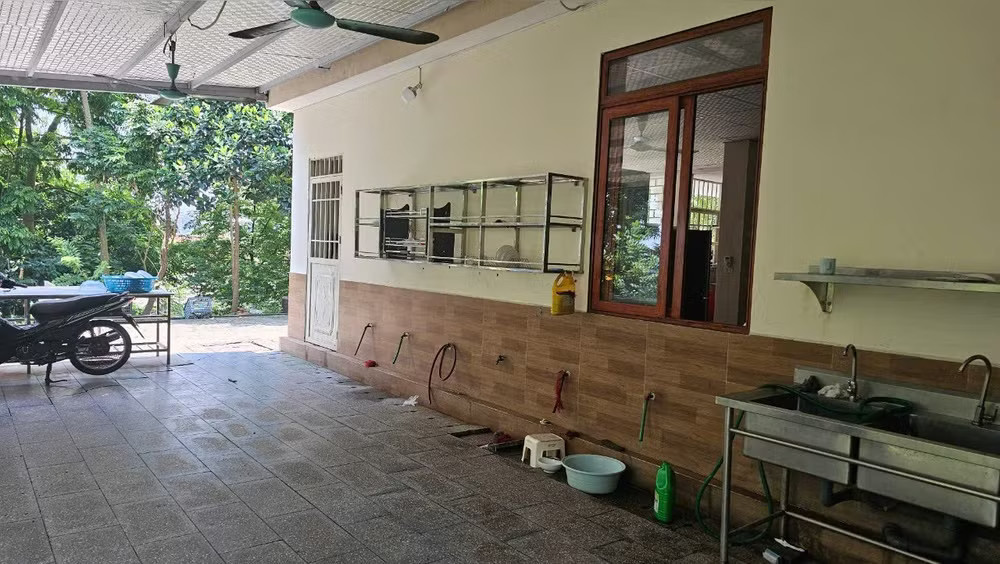 Vụ người đàn ông mặc áo nâu sòng, đầu trọc bạo hành 1 cháu bé: Chủ tịch UBND tỉnh Phú Thọ chỉ đạo khẩn - Ảnh 1.