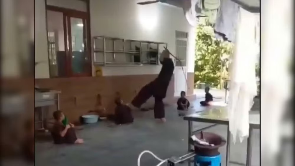 Vụ người đàn ông mặc áo nâu sòng, đầu trọc bạo hành 1 cháu bé: Chủ tịch UBND tỉnh Phú Thọ chỉ đạo khẩn - Ảnh 2.