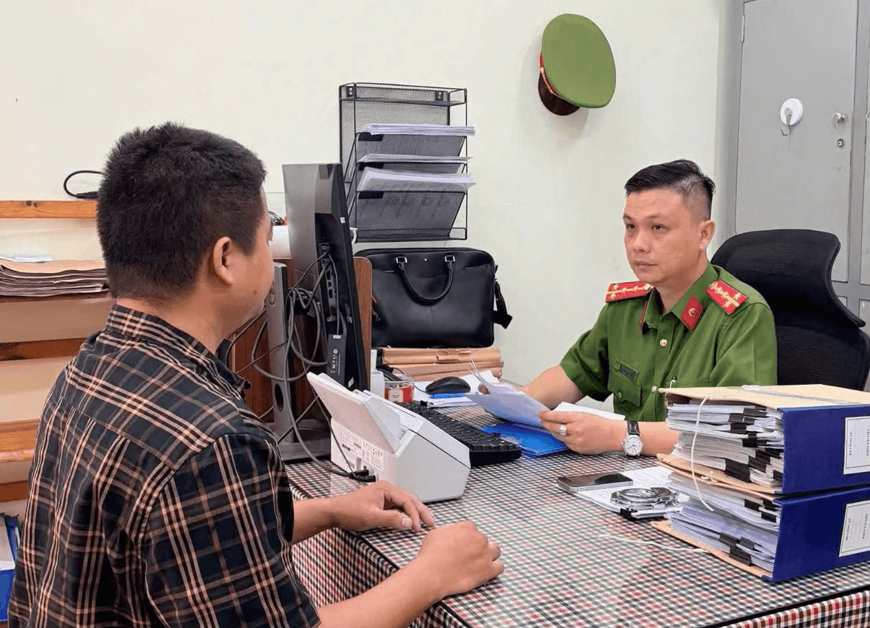 Khám xét nơi ở, khởi tố Giám đốc Nguyễn Tăng Tiến, xác định 33.809 cuốn sách giả - Ảnh 1.