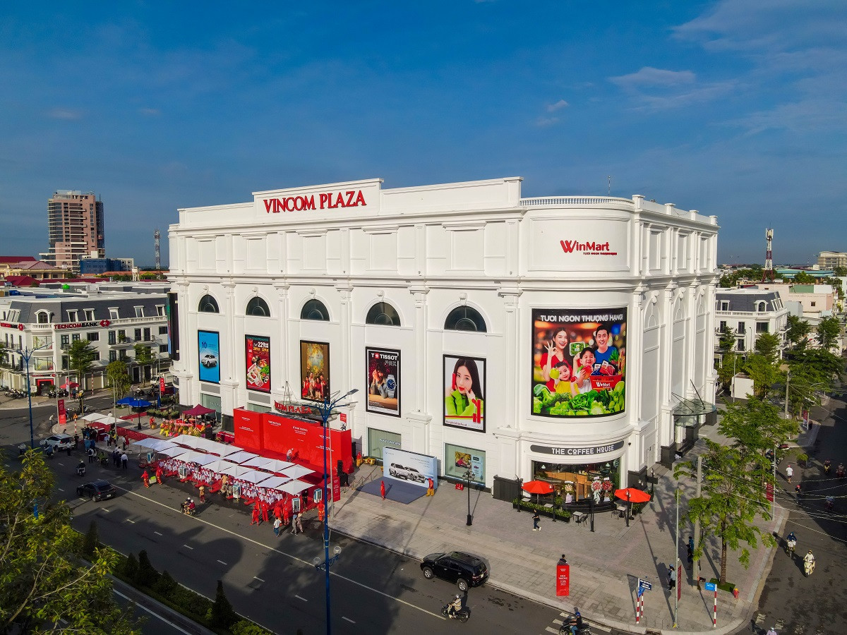 Hé lộ quy mô hệ sinh thái Vingroup (VIC): 230.000 nhân sự, doanh thu 12,7 tỷ USD, tham vọng trải từ ô tô, năng lượng đến đường sắt - Ảnh 5.