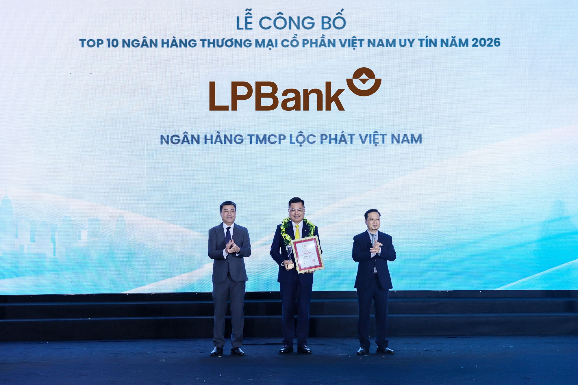 LPBank lập cú đúp thăng hạng, khẳng định vị thế ngân hàng tư nhân hàng đầu - Ảnh 1.