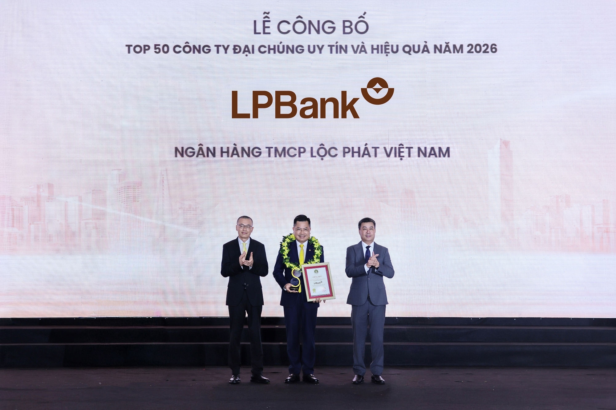 LPBank lập cú đúp thăng hạng, khẳng định vị thế ngân hàng tư nhân hàng đầu - Ảnh 2.
