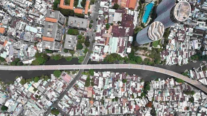 Di dời gần 700 hộ dân, thu hồi 237.000 m2 đất ven rạch: Ngoài bồi thường tới 257 triệu đồng/m2, người dân còn hưởng thêm gì? - Ảnh 1.