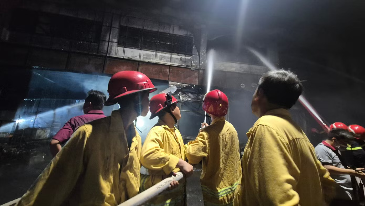 Các lực lượng tham gia chữa cháy chợ Biên Hòa trong đêm 5/8. Khẩn cấp phá dỡ một phần chợ Biên Hòa sau vụ cháy - Ảnh 3.