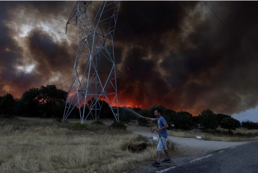 Tây Ban Nha đang oằn mình trong những đám cháy rừng nghiêm trọng. (Ảnh: Reuters) Tây Ban Nha căng mình ứng phó trước khi đón nhật thực hiếm gặp - Ảnh 1.