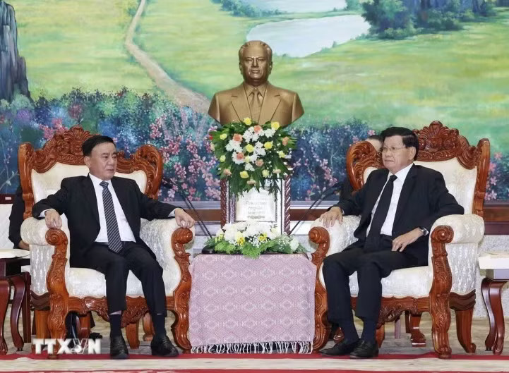 Thường trực Ban Bí thư Trần Cẩm Tú hội kiến Tổng Bí thư, Chủ tịch nước Lào Thongloun Sisoulith. Ảnh: TTXVN Thường trực Ban Bí thư Trần Cẩm Tú chia buồn với Tổng Bí thư, Chủ tịch nước Lào - Ảnh 2.