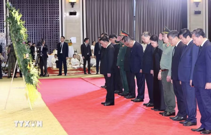 Ảnh: TTXVN Thường trực Ban Bí thư Trần Cẩm Tú chia buồn với Tổng Bí thư, Chủ tịch nước Lào - Ảnh 1.
