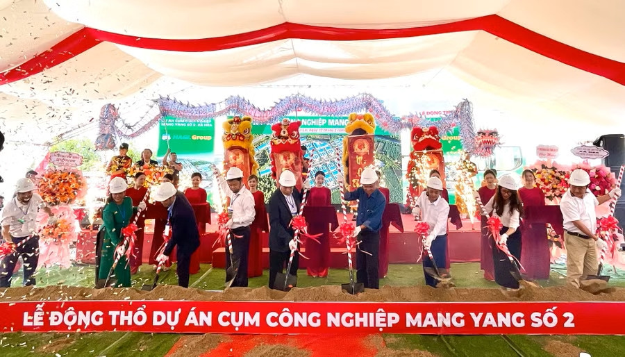 cac-dai-bieu-thuc-hien-nghi-thuc-dong-tho-khoi-cong-du-an-anh-vu-thao.jpg