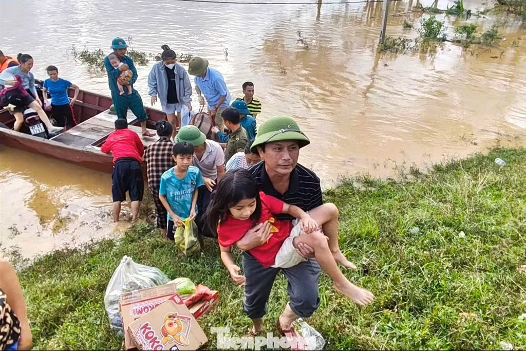 Di dời người dân vùng ngập lụt đến nơi an toàn. 8 kịch bản ứng phó siêu bão ở Nghệ An - Ảnh 2.