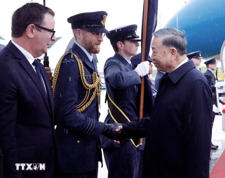 Quan chức New Zealand đón Tổng Bí thư, Chủ tịch nước Tô Lâm tại Sân bay quốc tế Auckland. Ảnh: TTXVN Tổng Bí thư, Chủ tịch nước Tô Lâm bắt đầu thăm cấp Nhà nước tới New Zealand - Ảnh 1.