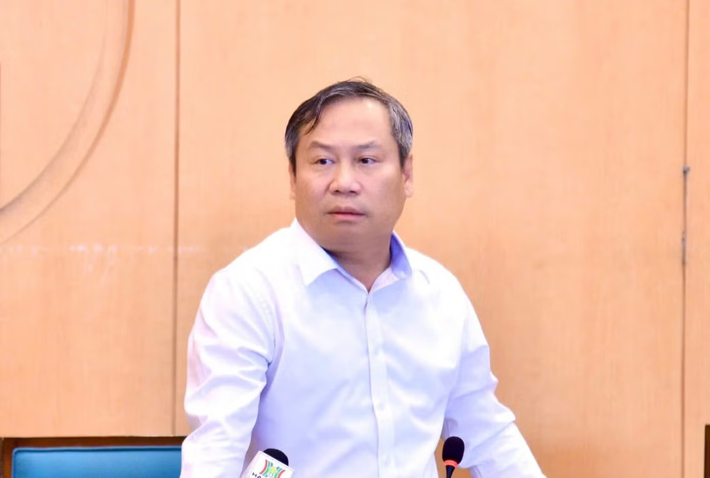 Chủ tịch UBND TP Hà Nội Vũ Đại Thắng phát biểu chỉ đạo tại cuộc họp. Chủ tịch Hà Nội yêu cầu tăng tốc 7 cầu qua sông Hồng: Không chậm tiến độ vì vướng phối hợp - Ảnh 1.