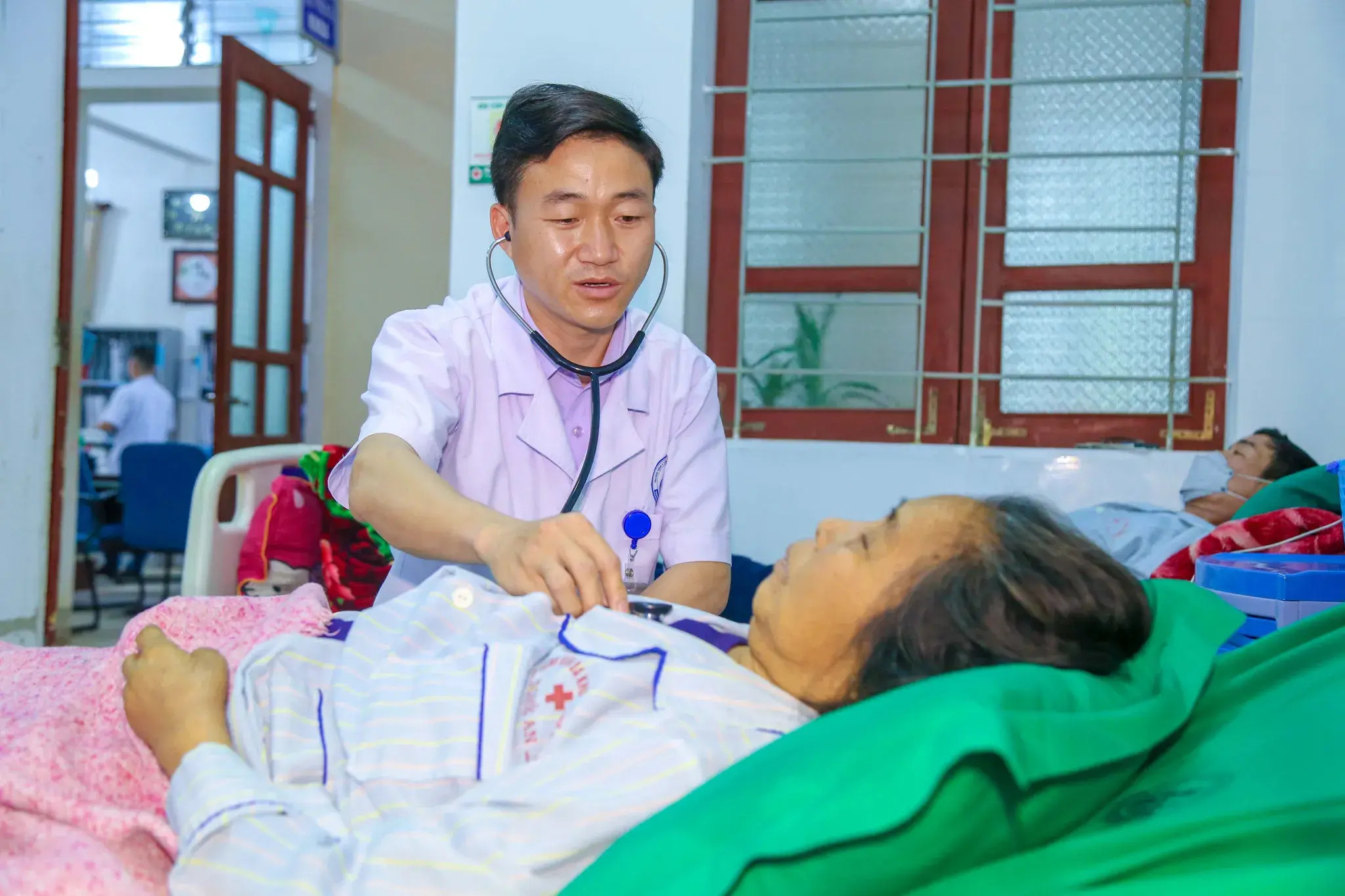 bac-si-tre-ly-ba-di-trung-tam-y-te-huyen-tuong-duong-thuc-tham-kham-rat-can-than-cho-nguoi-benh-anh-thanh-chung-6467.jpg