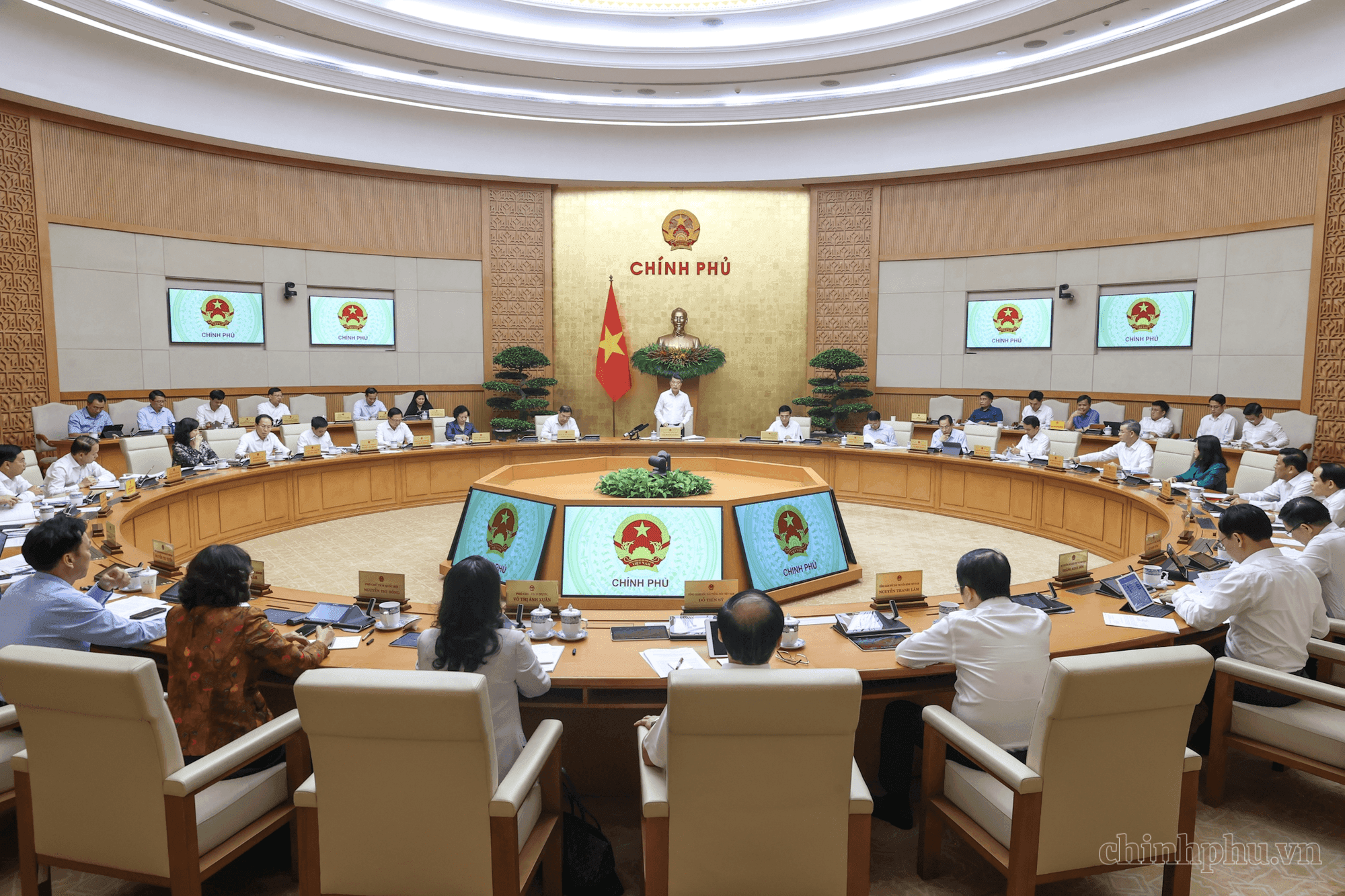 Thủ tướng Lê Minh Hưng triệu tập lãnh đạo loạt ngân hàng, bàn chuyện lãi suất, tín dụng - Ảnh 1.