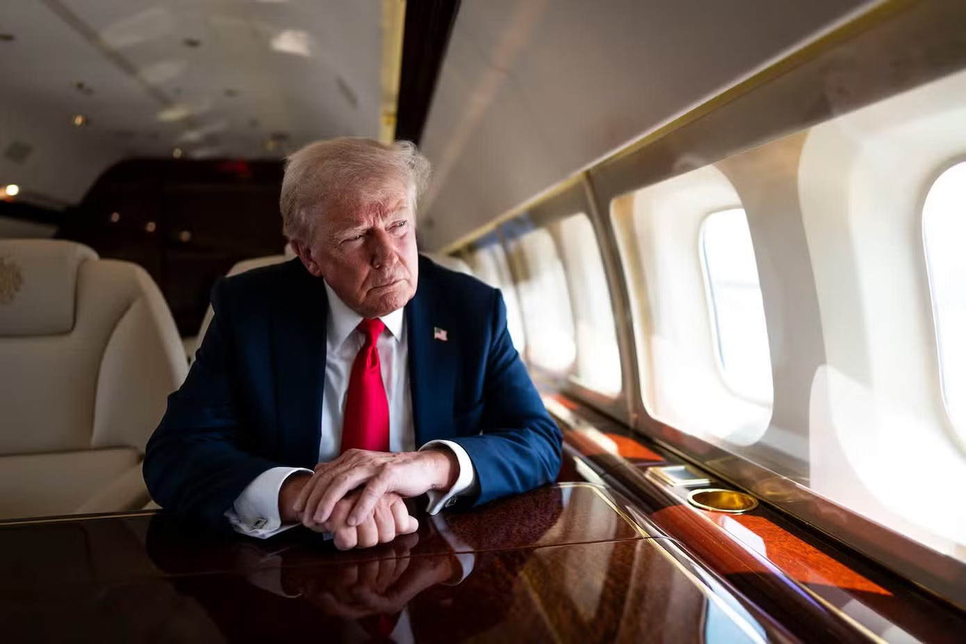 Hé lộ mối đe dọa tên lửa buộc Tổng thống Mỹ Trump phải đổi máy bay vào phút chót - Ảnh 1.
