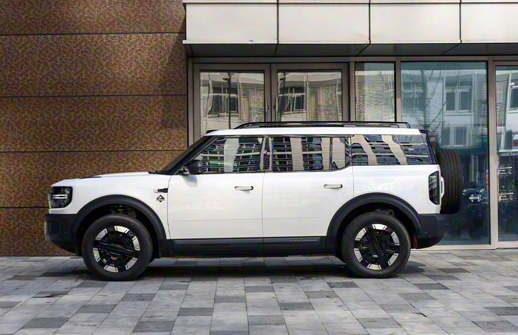 Ford Bronco có chiều dài 5.025 mm