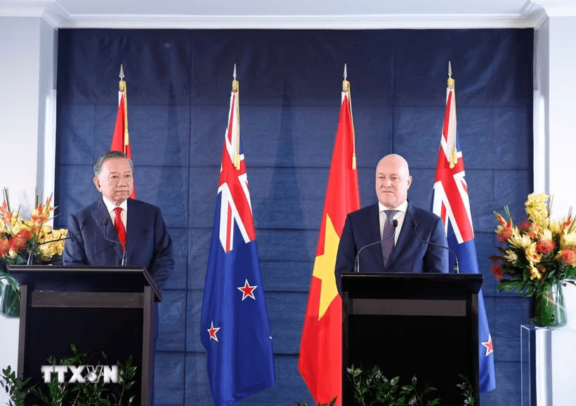 Tổng Bí thư, Chủ tịch nước Tô Lâm và Thủ tướng New Zealand gặp gỡ báo chí và chứng kiến trao các văn kiện hợp tác- Ảnh 1.