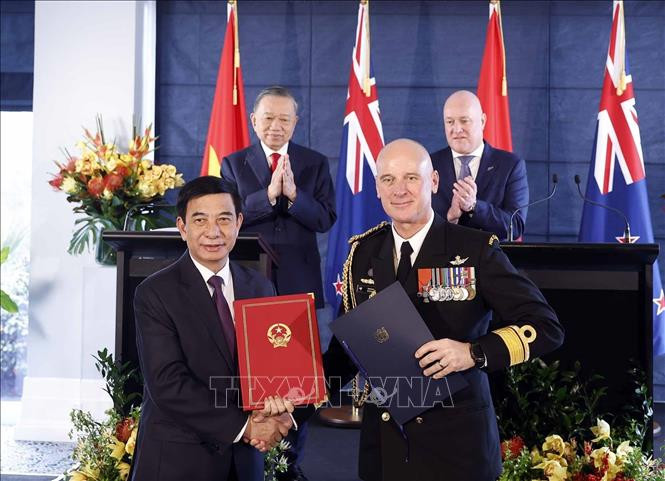 Tổng Bí thư, Chủ tịch nước Tô Lâm và Thủ tướng New Zealand gặp gỡ báo chí và chứng kiến trao các văn kiện hợp tác- Ảnh 2.