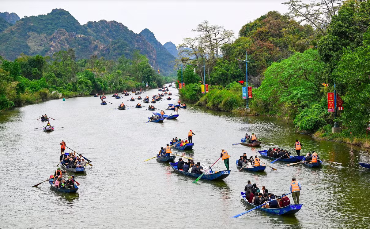 Người dân trèo đò đưa khách trên suối Yến. Ảnh minh họa. Nhiều người chèo đò chở khách ở Chùa Hương bị lừa 4,4 tỷ đồng xin cấp phép hoạt động - Ảnh 1.