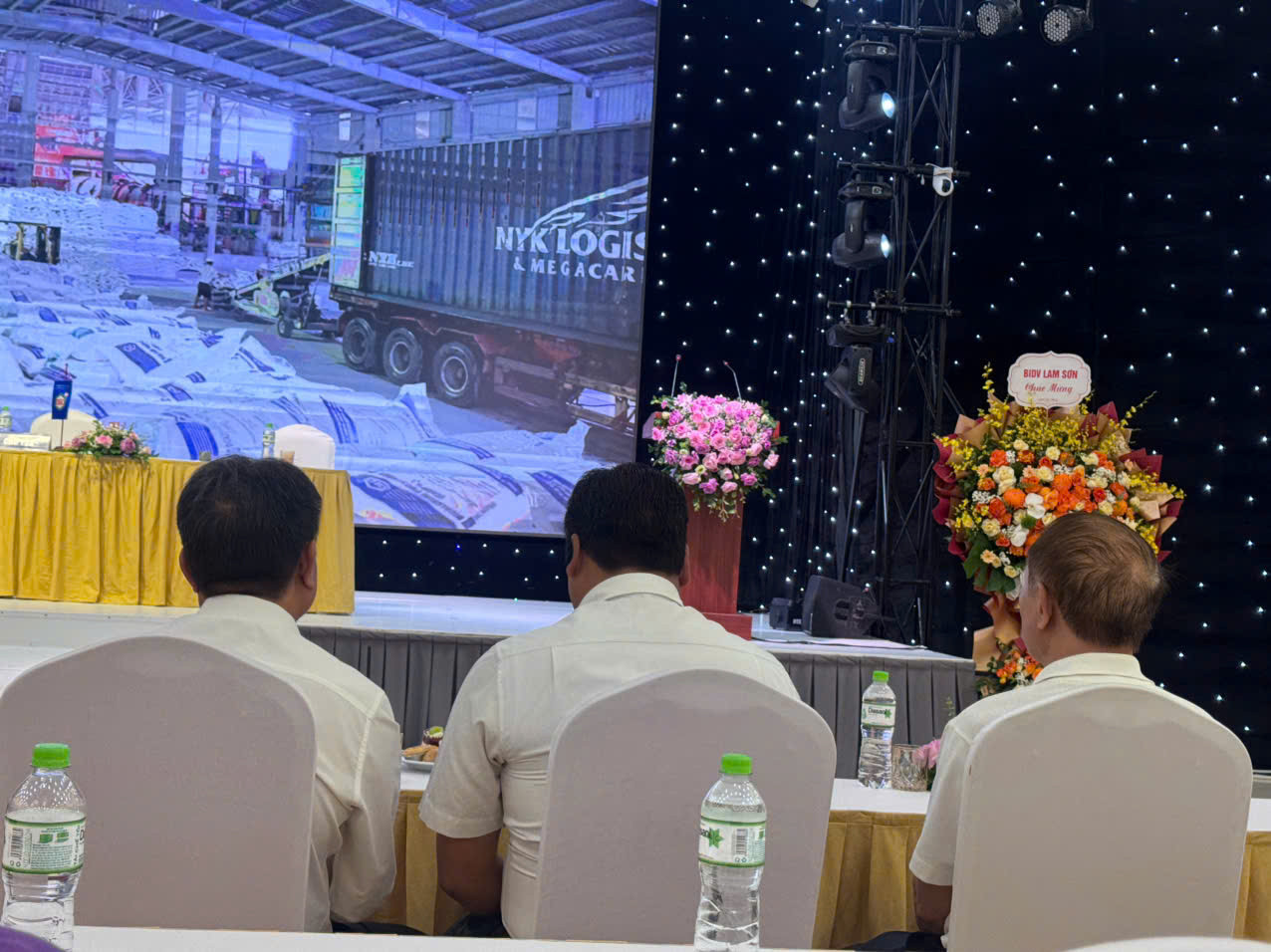 Hóa chất Đức Giang (DGC): Sau biến cố khởi tố, ông Lưu Bách Đạt bất ngờ xuất hiện tại ĐHĐCĐ - Ảnh 1.