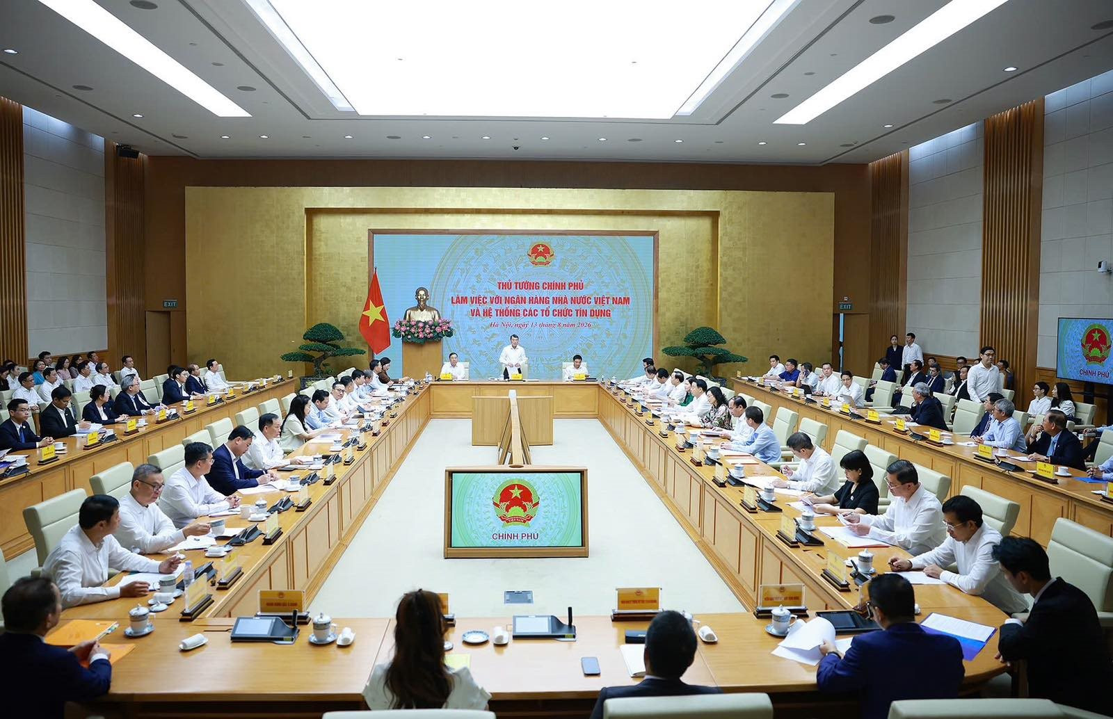 Thủ tướng: 'Không gây sức ép lên NHNN và hệ thống ngân hàng về tín dụng, lãi suất'
