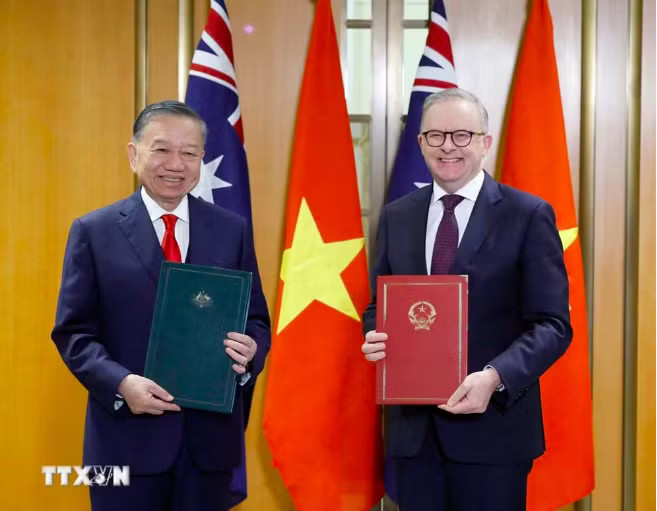 Tổng Bí thư, Chủ tịch nước Tô Lâm và Thủ tướng Úc Anthony Albanese trao Tuyên bố chung. Ảnh: TTXVN. Úc và New Zealand đón Tổng Bí thư, Chủ tịch nước Tô Lâm bằng nghi lễ cao nhất - Ảnh 2.