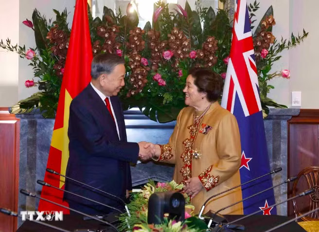 Toàn quyền New Zealand Cindy Kiro đón Tổng Bí thư, Chủ tịch nước Tô Lâm. Ảnh: TTXVN. Úc và New Zealand đón Tổng Bí thư, Chủ tịch nước Tô Lâm bằng nghi lễ cao nhất - Ảnh 3.
