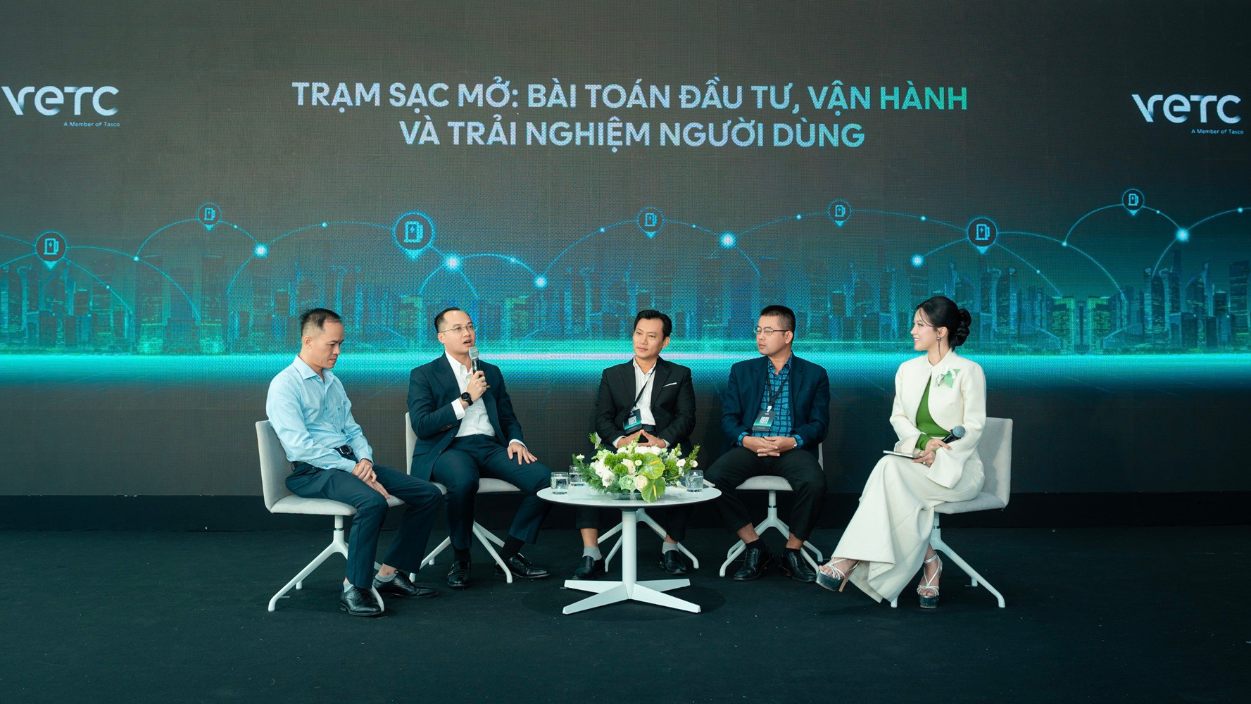 Các khách mời tham gia thảo luận với chủ đề _Trạm sạc mở_ Bài toán đầu tư, vận hành và trải nghiệm người dùng