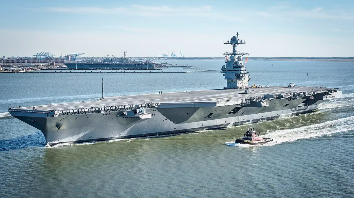 Tàu sân bay Gerald R. Ford của Hải quân Mỹ. (Ảnh: Wikipedia) Tổng thống Mỹ Trump áp thuế 100% với máy bay không người lái nhập khẩu, cho phép đóng tàu chiến ở nước ngoài - Ảnh 1.