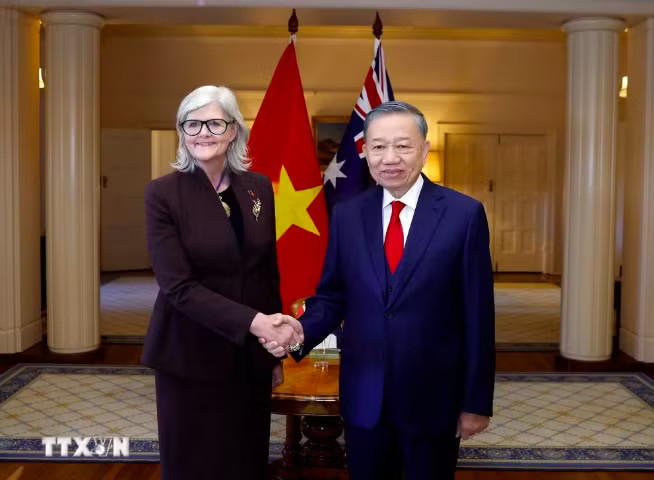 Toàn quyền Úc Sam Mostyn đón Tổng Bí thư, Chủ tịch nước Tô Lâm. Ảnh: TTXVN. Úc và New Zealand đón Tổng Bí thư, Chủ tịch nước Tô Lâm bằng nghi lễ cao nhất - Ảnh 1.