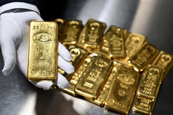 Giá vàng đã tăng khoảng 400 USD, tương đương 10%, kể từ đầu tháng 8. Ảnh: Reuters. Ai đang dẫn dắt làn sóng mua vàng mới? - Ảnh 1.