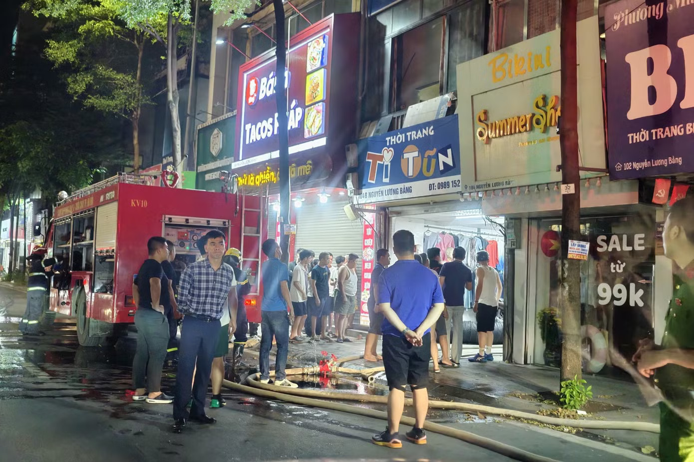 Hà Nội: 4 người kẹt trong đám cháy cửa hàng thời trang - Ảnh 2.