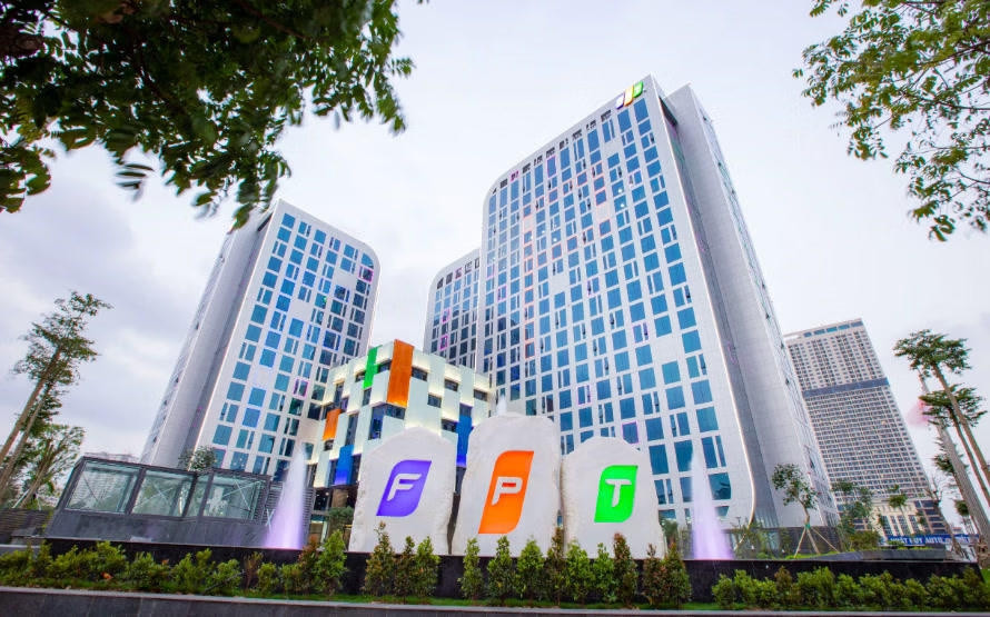 FPT đạt doanh thu hơn 30.700 tỷ đồng sau 7 tháng, bắt tay cùng 'cha đẻ' ChatGPT để phát triển AI