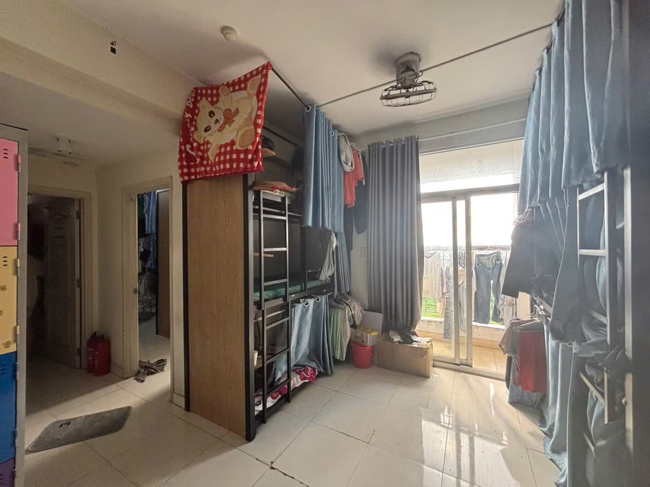 Cận cảnh bên trong khu chung cư bị ‘hô biến’ thành ký túc xá ở TP.HCM - Ảnh 2.