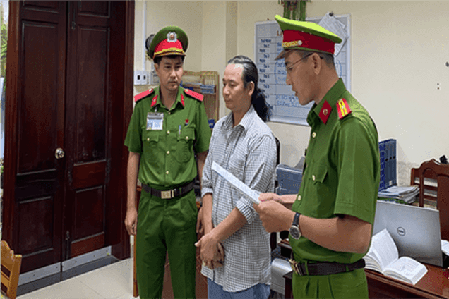 Khám xét cửa hàng nổi tiếng ngay giữa trung tâm thành phố, khởi tố ông chủ Phạm Văn Tân SN 1983