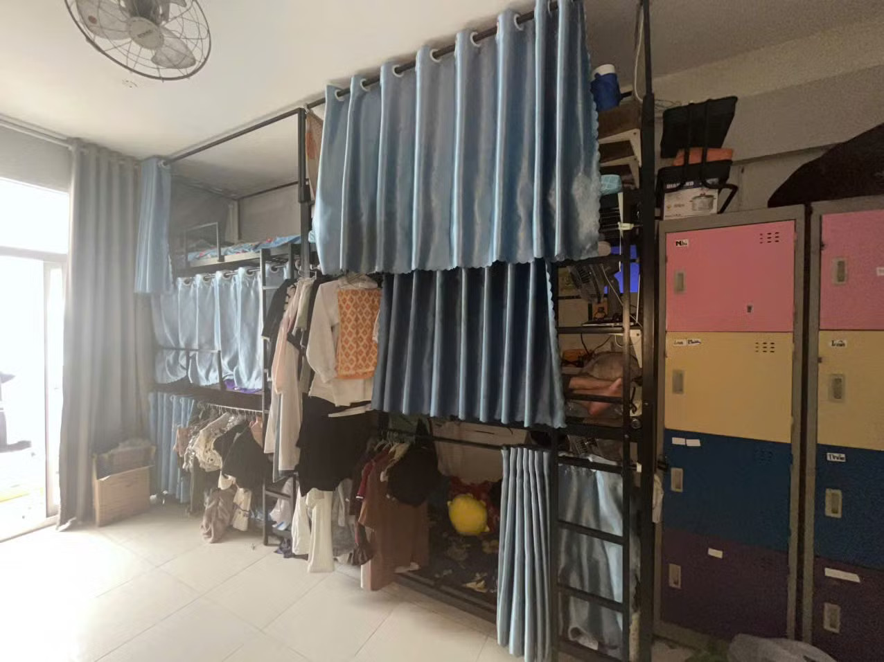 Cận cảnh bên trong khu chung cư bị ‘hô biến’ thành ký túc xá ở TP.HCM - Ảnh 7.