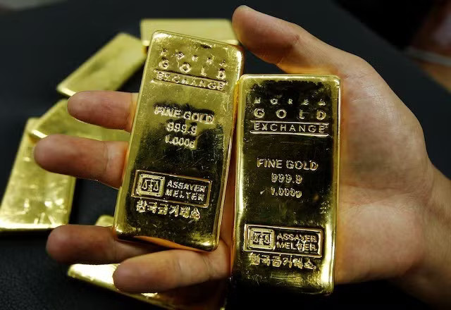 Nhu cầu vàng của các ngân hàng trung ương trong quý II đạt mức kỷ lục 45 tỷ USD. Ảnh: Reuters. Ai đang dẫn dắt làn sóng mua vàng mới? - Ảnh 2.