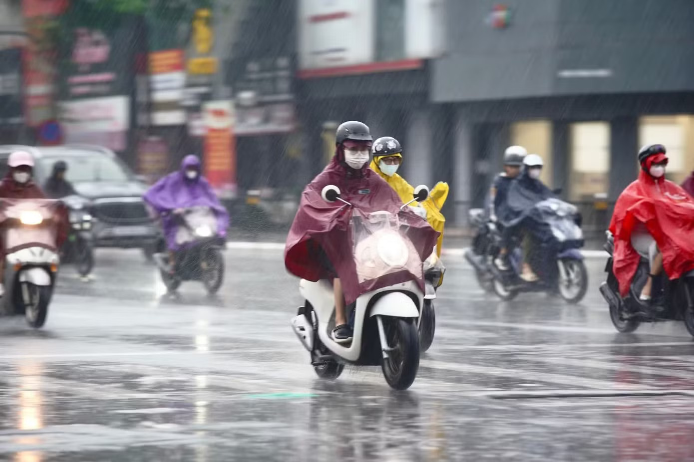 Từ chiều nay, miền Bắc chuyển mưa dông - Ảnh 1.