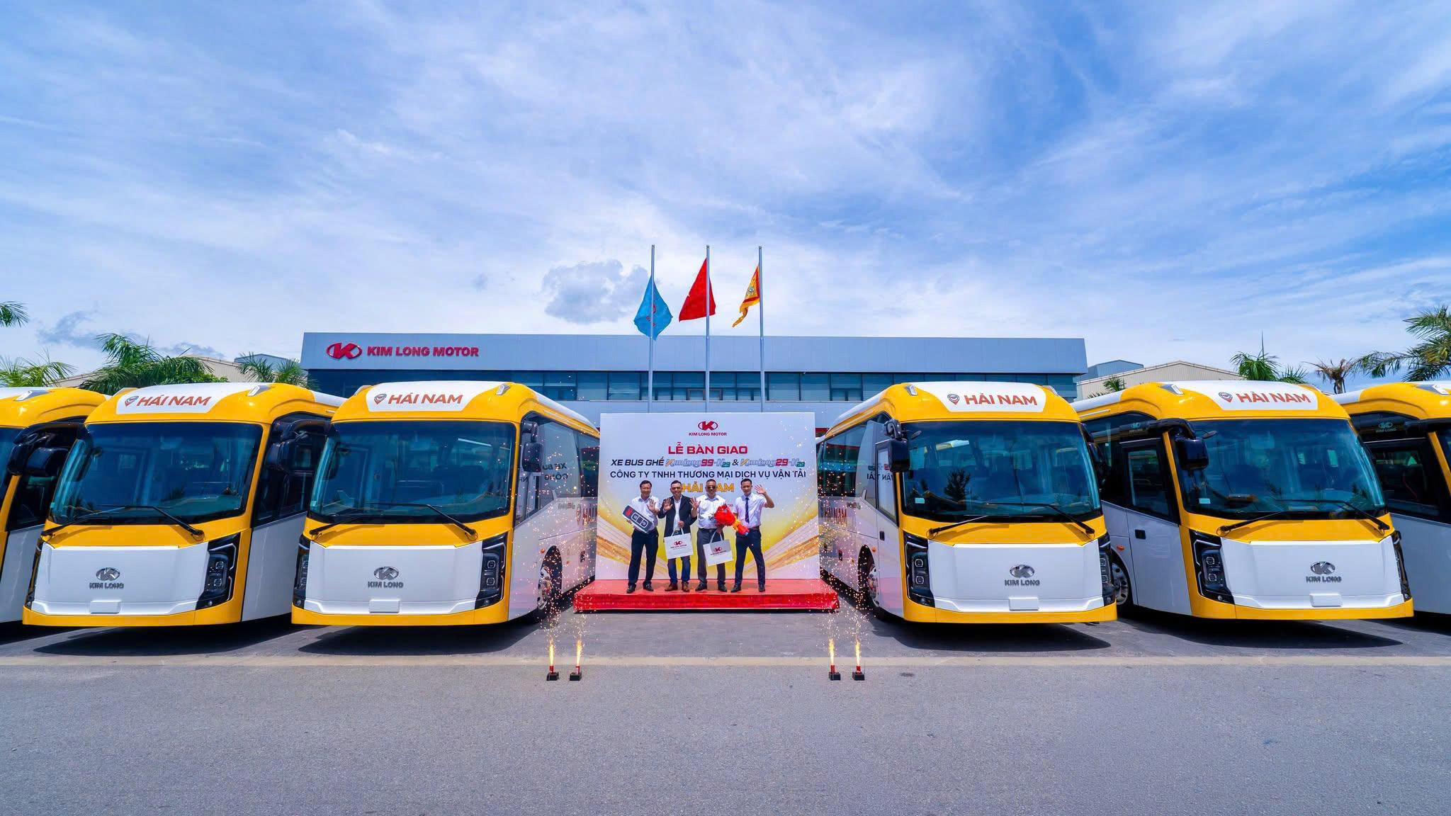 Bàn giao lô 30 xe bus, Kim Long Motor mở đầu hợp tác chiến lược với 'ông lớn' vận tải miền Nam - Ảnh 1.