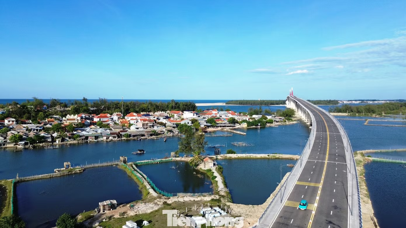 Dự án có tổng mức đầu tư hơn 2.400 tỷ đồng, chiều dài gần 7,8 km, kết nối từ nút giao quốc lộ 49B tại khu vực cầu Tam Giang đến nút giao quốc lộ 49A - quốc lộ 49B. Đây là công trình giao thông trọng điểm không chỉ bởi quy mô vốn đầu tư , mà còn bởi tuyến đường đi qua nhiều dạng địa hình đặc thù, từ đồng ruộng, vùng đầm phá, bãi biển, rừng phòng hộ, khu dân cư ven biển đến cửa biển Thuận An… Công trình giao thông lớn nhất ở Huế 'uốn lượn' qua đầm phá, cửa biển - Ảnh 2.