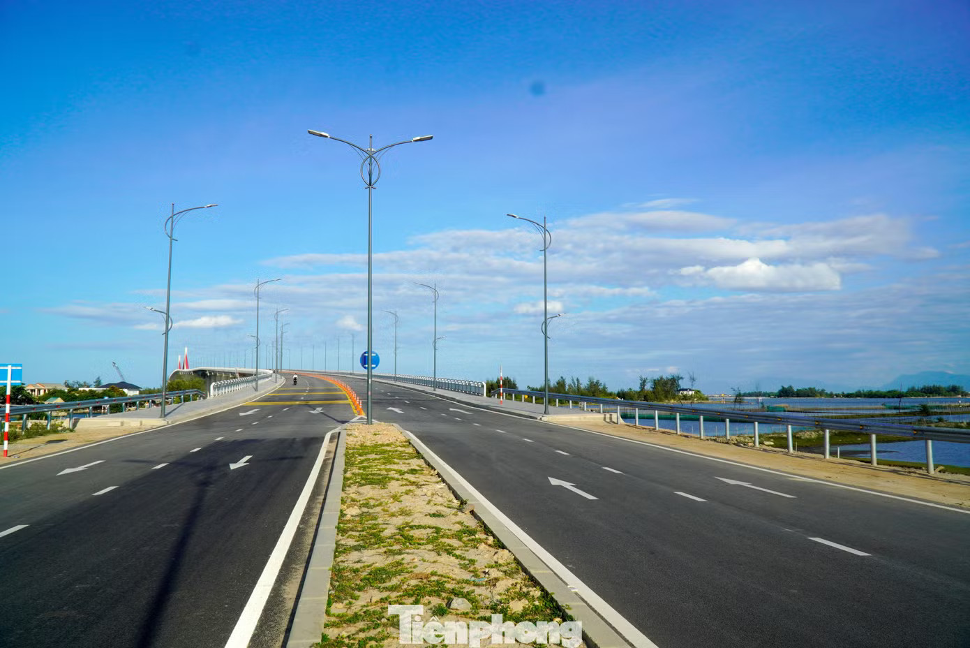 Theo ghi nhận tại hiện trường, toàn bộ tuyến đường và cầu đã cơ bản hoàn thành xây dựng, những hạng mục cuối cùng hiện trong giai đoạn hoàn thiện. Hệ thống mặt đường, dải phân cách, đèn chiếu sáng, biển báo giao thông, vạch sơn kẻ đường và các nút giao được đầu tư đồng bộ. Các phương tiện hiện lưu thông thuận lợi trên tuyến sau khi công trình được thông xe kỹ thuật vào dịp 30/4 vừa qua. Công trình giao thông lớn nhất ở Huế 'uốn lượn' qua đầm phá, cửa biển - Ảnh 4.