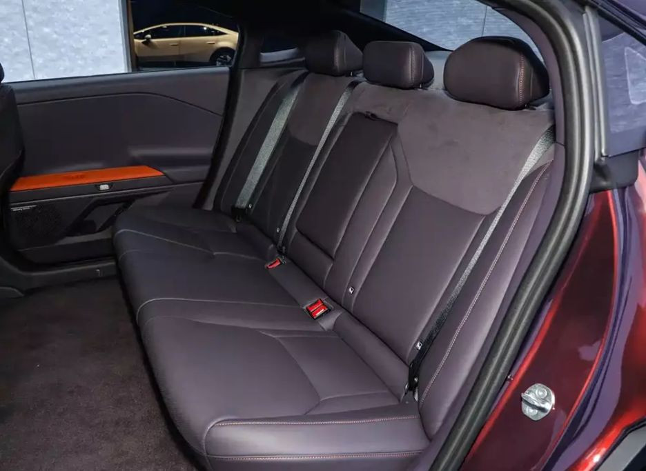 Hàng ghế thứ 2 trên Hyundai Ioniq V rộng rãi